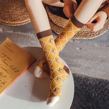 Sevimli Çiçek Kafes Desen Pamuk Çorap Kadın Moda Rahat Yumuşak Nefes Orta Tüp Kadın Çorap