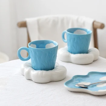Yaratıcı El Boyalı Mavi Gökyüzü Beyaz Bulut fincan ve çay tabağı Seramik El Yapımı Kahve Kupa Çanak Sevimli çay bardağı Seti Ev Dekor Hediye